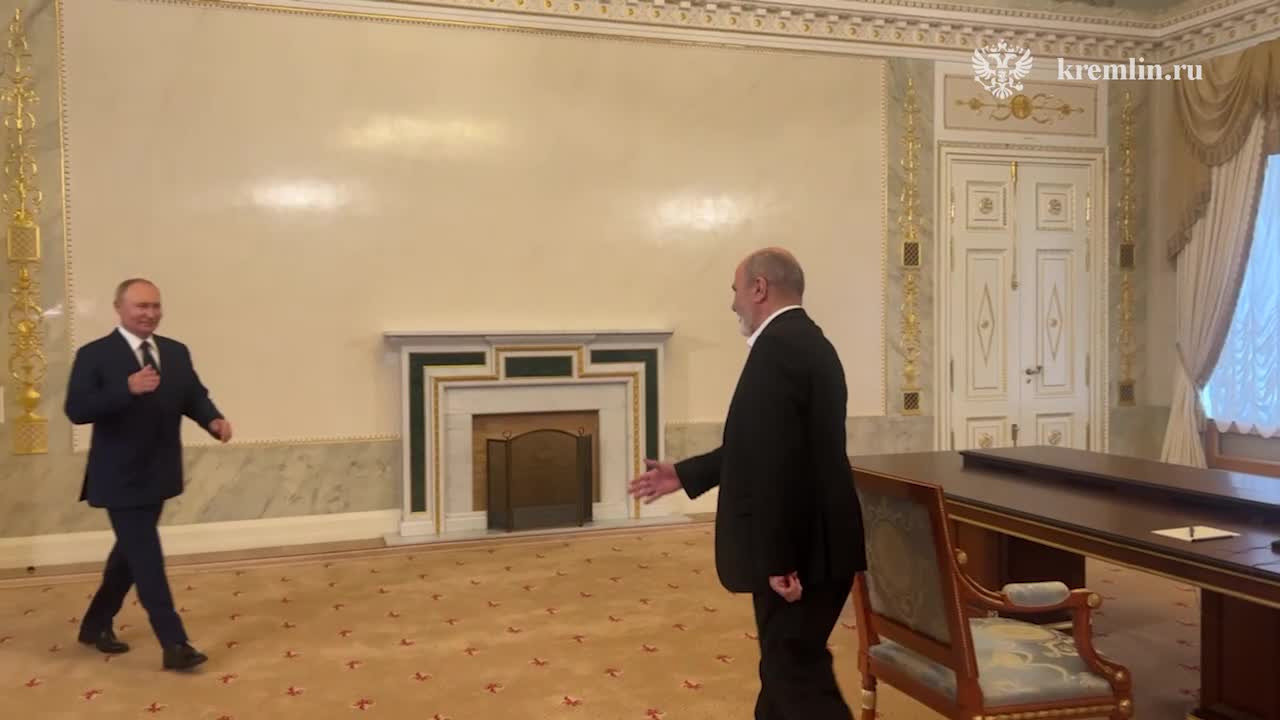   لبخندهای پوتین در لحظه دیدار با دبیر شورای عالی امنیت ملی ایران در کاخ کنستانتینوفسکی