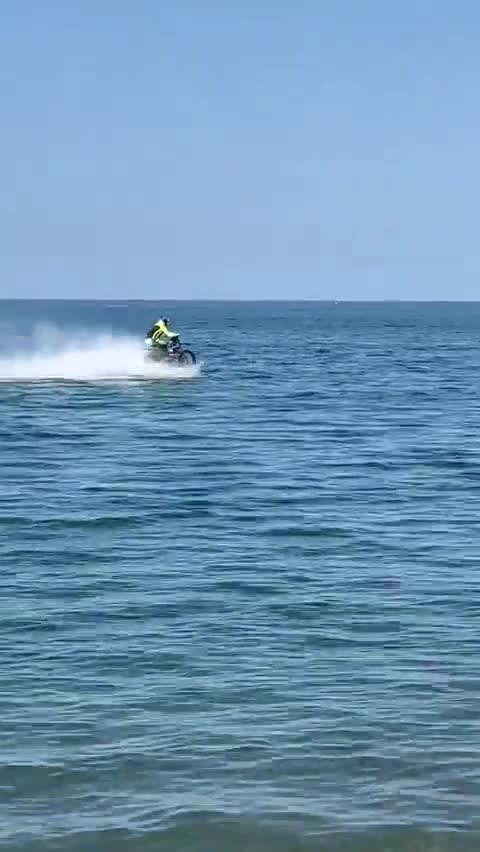   ورزشکار گرجستانی رکورد موتورسواری روی آب را شکست