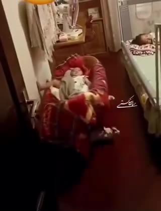   خودکفایی بامزه یک کودک برای تکان دادن گهواره