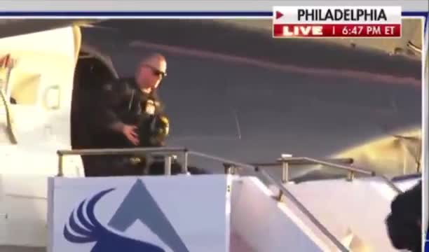   لحظه خروج نیروهای ویژه تیم حفاظت ترامپ از هواپیمای او؛ سطح حفاظت از دونالد در اوج!