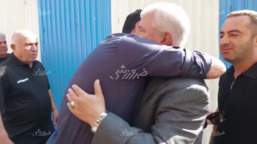   خوش‌وبش جواد نکونام با علی پروین در حاشیه مراسم پدر خداداد عزیزی