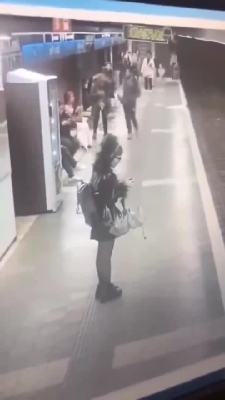   حمله وحشیانه و غیرانسانی مرد مهاجر به دختران و زنان مقابل چشم مردم!