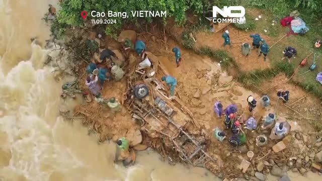   تصاویری از عملیات نجات جان سیل‌زدگان ویتنامی
