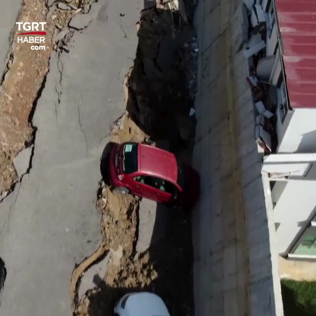   تصاویر شوکه‌کننده از بلعیده شدن خودروها در پی ریزش زمین و دیوار حائل یک ساختمان!