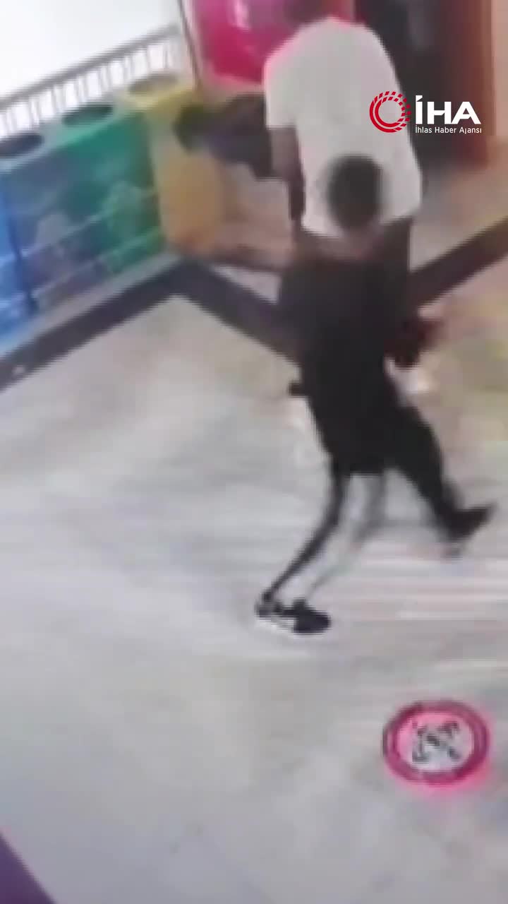   لحظه پراسترس خفگی یک دانش‌آموز و اجرای مانور هایملیچ توسط معلم برای نجات جان شاگردش!