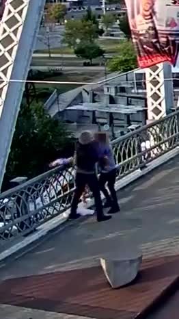   واکنش بی‌نظیر اسطوره موسیقی راک در مواجهه با تلاش یک زن برای خودکشی!