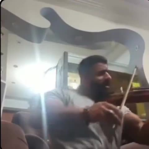   فیلم باورنکردنی از خوانندگی هادی چوپان با صدای عجیب همراه با نواختن ویولن!