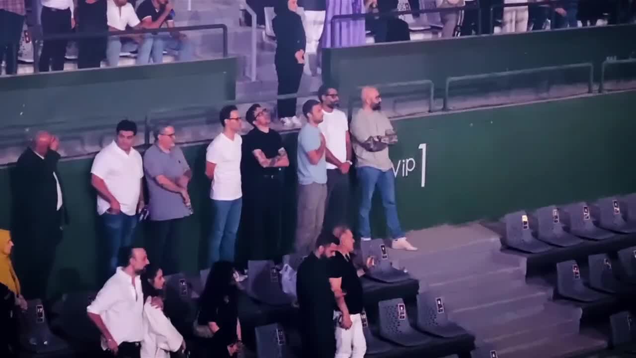   واکنش بی‌نظیر امیر جدیدی پس از شنیدن قطعه «وطن» وسط نمایش!