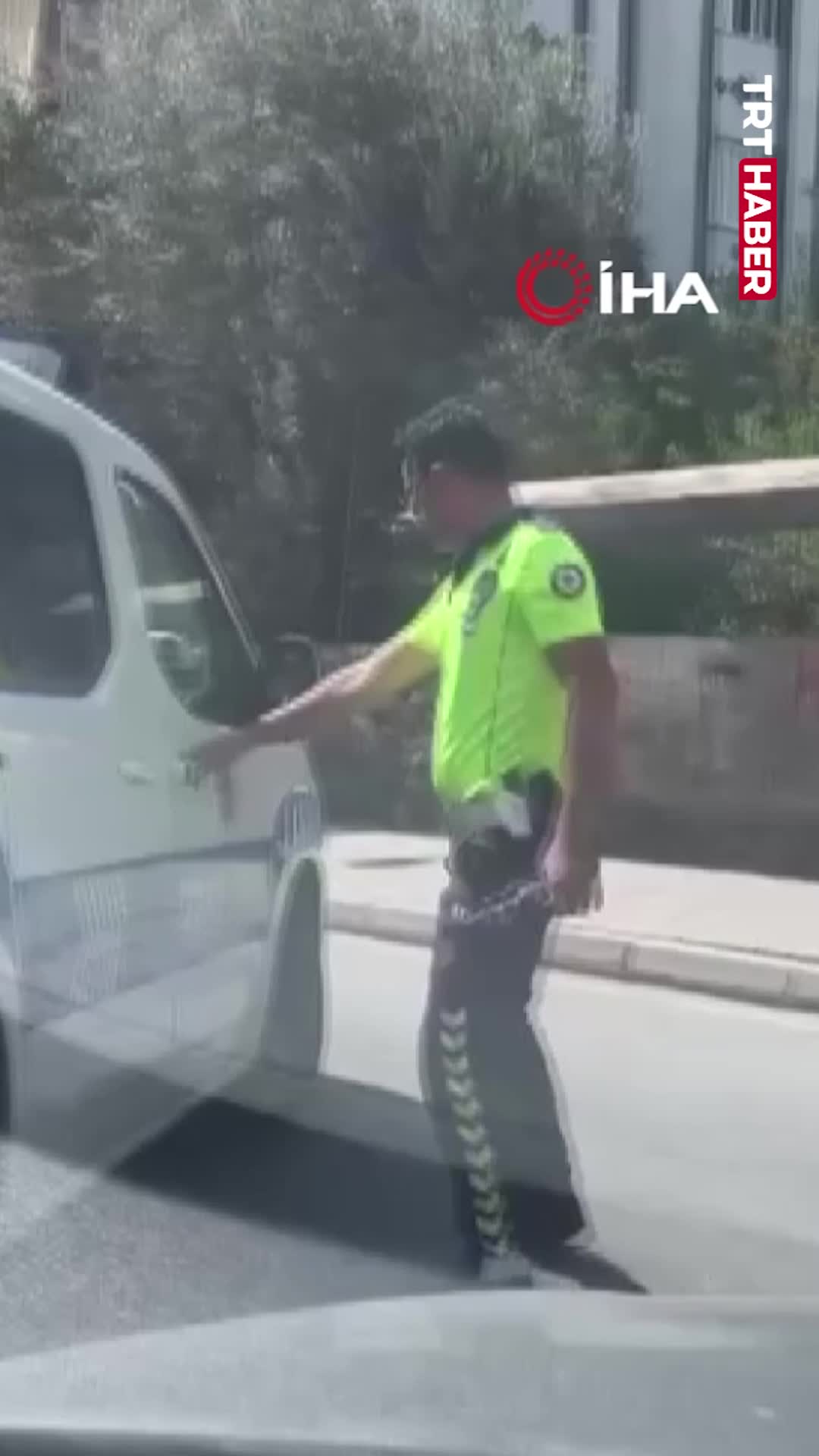   اقدام تحسین‌برانگیز پلیس در واکنش به مشکل یک مرد روی ویلچر