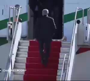   مدل جالب بالا رفتن پزشکیان از پله‌ها برای سوار شدن به هواپیما!