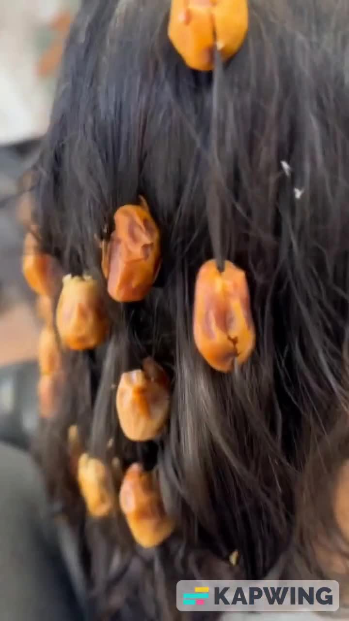   خلاقیت خنده‌دار آرایشگر تهرانی در تزئین موی مشتری با خرما