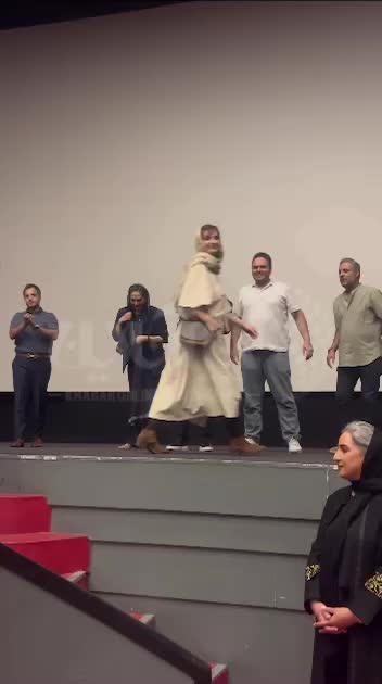   شیطنت و شوخی‌های جواد عزتی هنگام معرفی و دعوت بازیگران سریال روی صحنه