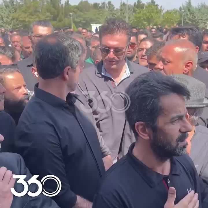   گریه‌های تلخ کریم باقری در مراسم تشییع پیکر مادرش