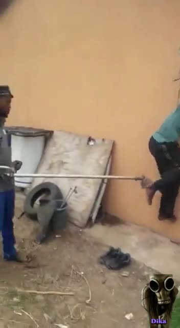   تنبیه سوزناک و خیابانی یک سارق توسط ماشین چمن‌زنی در آفریقا!