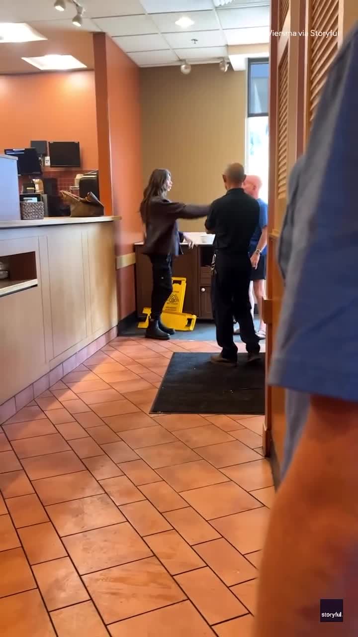   ضربه کارمند نانوایی با ظرف فلزی به سر مشتری زن بعد از درگیری و توهین نژادپرستانه!