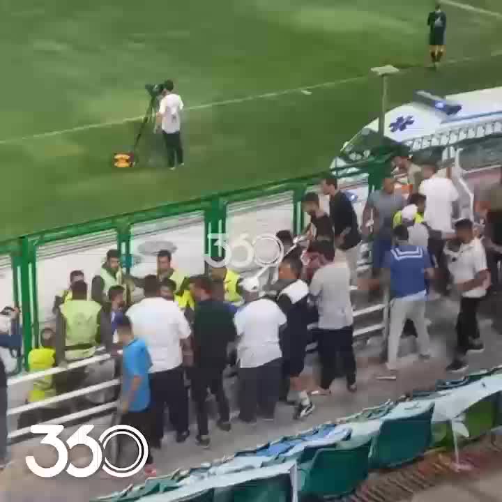   درگیری هواداران ملوان روی سکوهای ورزشگاه فولادشهر