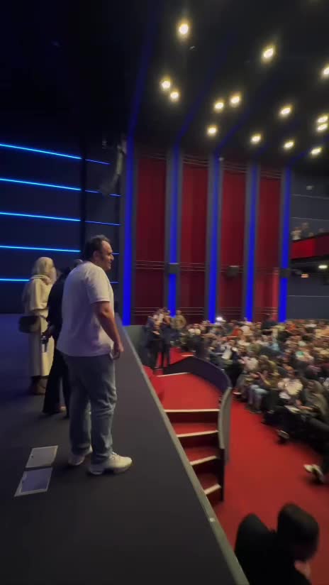   تعظیم جواد عزتی در مقابل مردم در اکران قسمت پایانی «زخم کاری ٣» در پردیس سینما آزادی