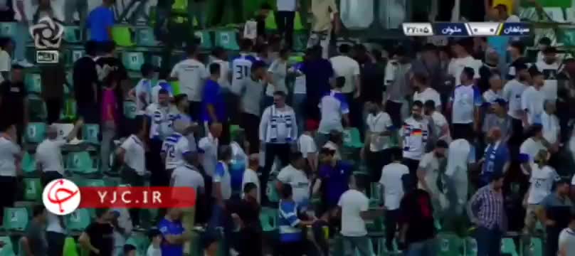   تصاویر تلخ از دقایق اولیه حمله قلبی مرگبار هوادار ملوان روی سکوهای ورزشگاه
