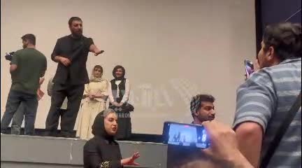   واکنش جالب جواد عزتی به گریه شوق دختر جوان: بشین تا بیام عکس بگیریم...