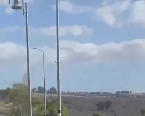   اولین تصاویر از حمله حزب‌الله به انبار تسلیحاتی ارتش اسرائیل