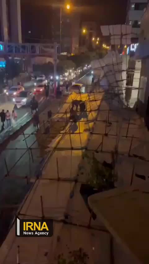   ریزش داربست نمای یک ساختمان ۶ طبقه در تهران