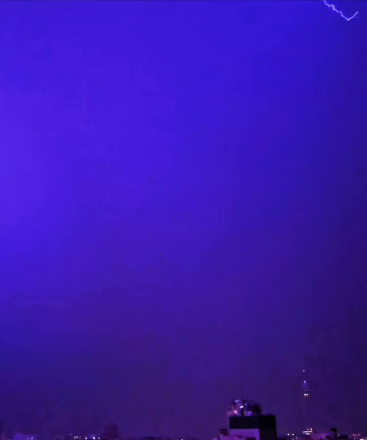   لحظه ترسناک برخورد صاعقه به برج میلاد تهران