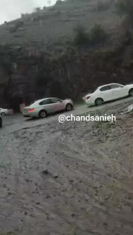   تصاویر تازه از جاری شدن سیلاب در جاده کرج چالوس در پی بارش شدید باران بهمراه رعدوبرق