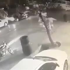   لحظه تکان‌دهنده حمله وحشیانه اراذل و اوباش به پلیس!