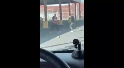   ضربات بی‌رحمانه راننده به دختر جوان وسط خیابان؛ تصاویر زشت از خشم!