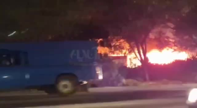   شدت شعله‌های آتش در آتش‌سوزی حاشیه اتوبان آزادگان تهران