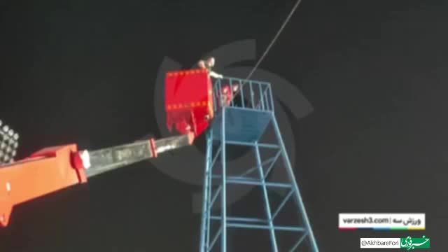   نصب دوربین VAR با کمک خودروی آتش‌نشانی!