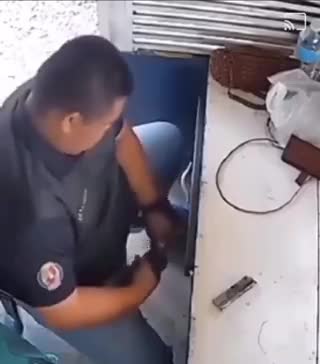   لحظه وقوع اشتباه خونین مامور امنیتی مقابل دوربین؛ تیراندازی به خود حین تمیزکاری تفنگ!