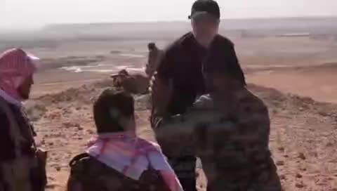   اهدای انگشتر حاج قاسم سلیمانی به یک رزمنده فاطمیون