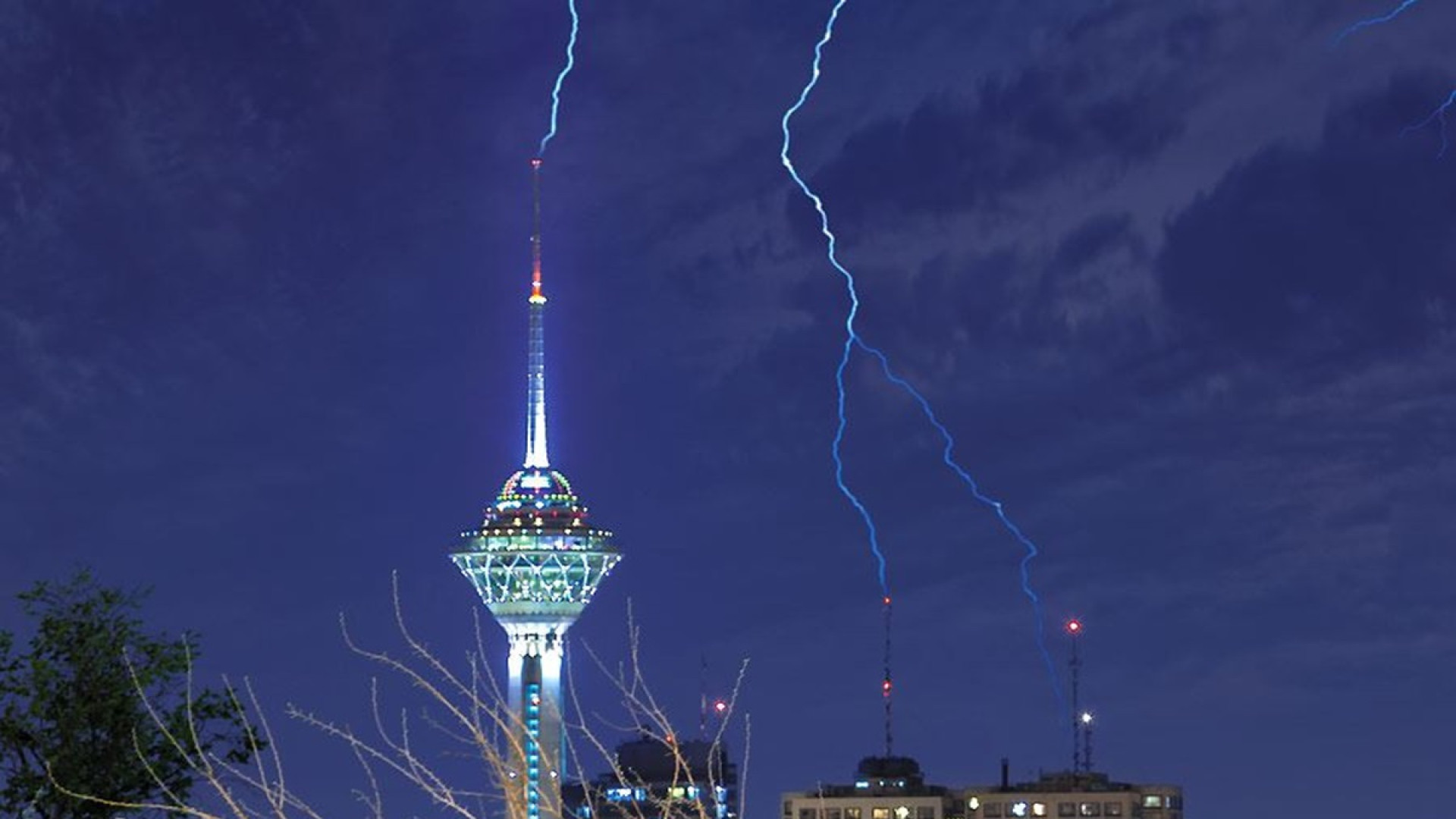 برخورد صاعقه به برج میلاد تهران
