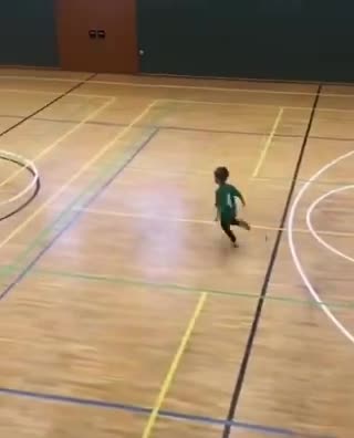   شادی گل بی‌نظیر یک کودک به سبک امباپه؛ گلزنی به محض ورود به زمین به عنوان بازیکن تعویضی!