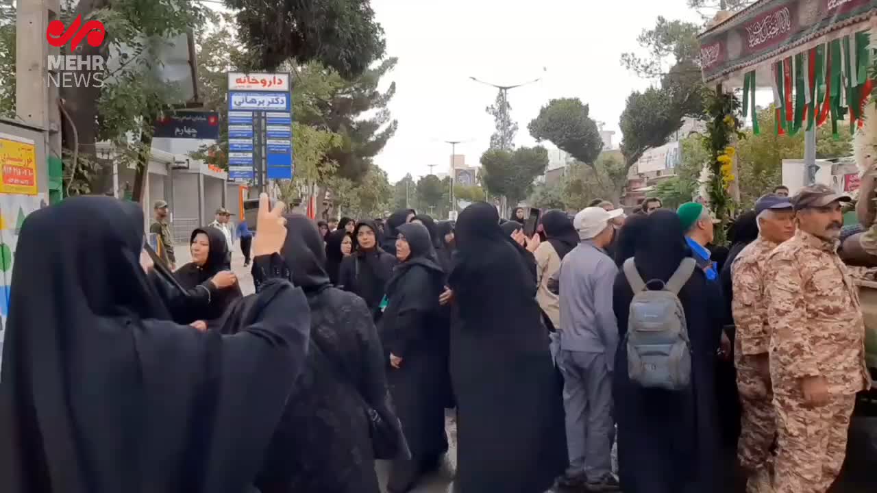   بی‌تابی مادر شهید مرزبان در آیین تشیع فرزند دلبندش