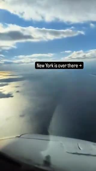   تصاویری هیجان‌انگیز از لحظه عبور هواپیما از دل ابرها و فرود در فرودگاه نیویورک