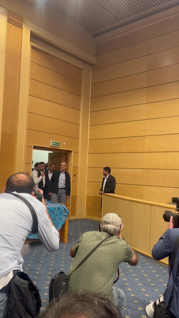   لحظه ورود پزشکیان به محل نشست خبری از نگاه تماشاگران