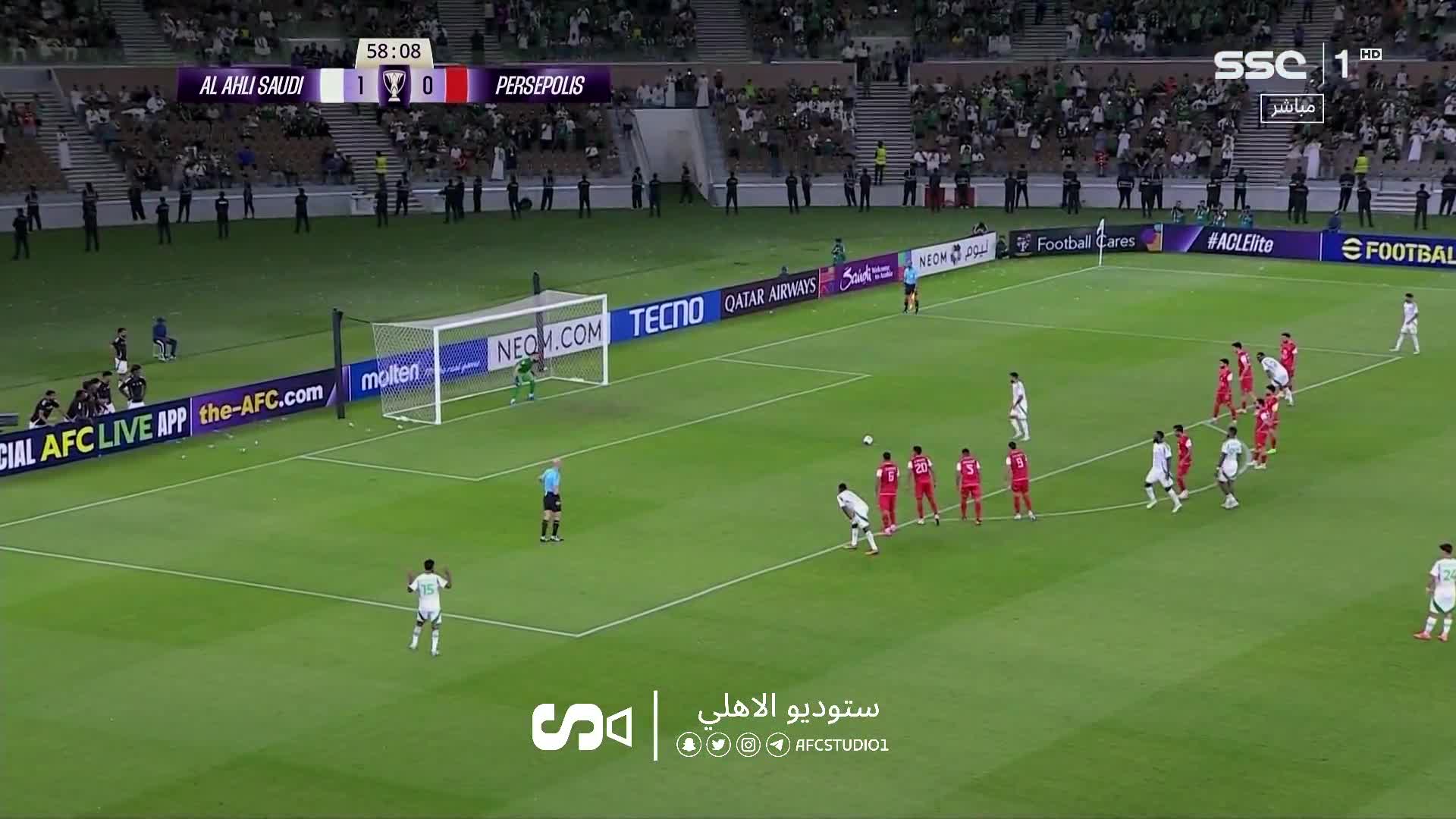   خطر از بیخ گوش سرخ‌ها گذاشت؛ لحظه مهار زیبای پنالتی ریاض ماحرز توسط دروازه‌بان پرسپولیس