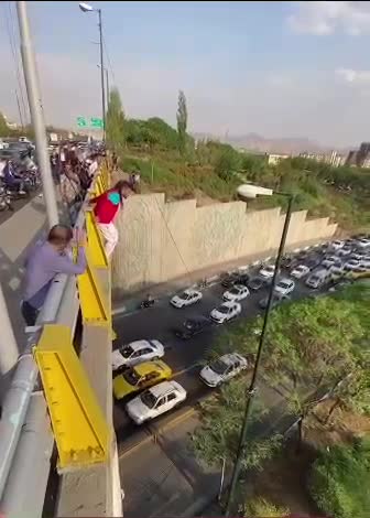   لحظه سقوط دردناک یک پارکورکار در پی پرش از روی پل بر فراز خیابانی در تهران!