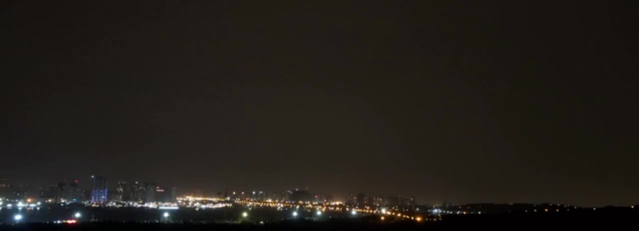   لحظه برخورد صاعقه به دریاچه چیتگر