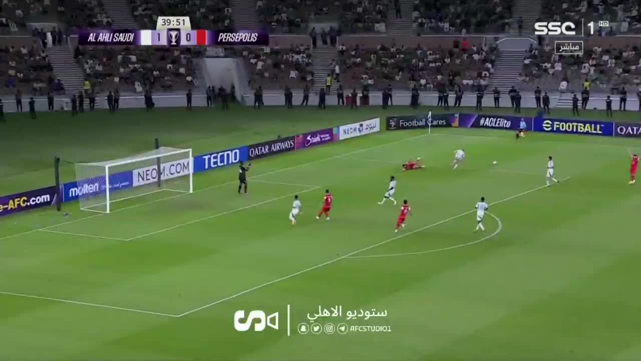   صحنه منجر به پنالتی برای پرسپولیس که بعد از بازبینی توسط VAR رد شد