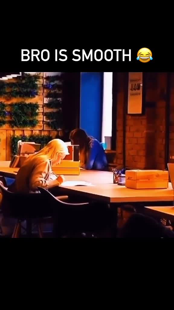   غافلگیر شدن دختر جوان از مهارت یک پسر در نواختن گیتار