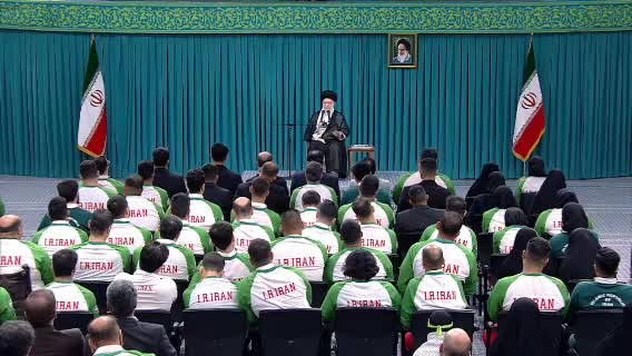   ناهید کیانی و مبینا نعمت‌زاده در دیدار صبح امروز قهرمانان المپیک و پارالمپیک با رهبر انقلاب