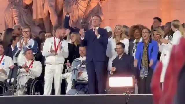   حرکات شوکه‌کننده امانوئل مکرون در میان مردم!