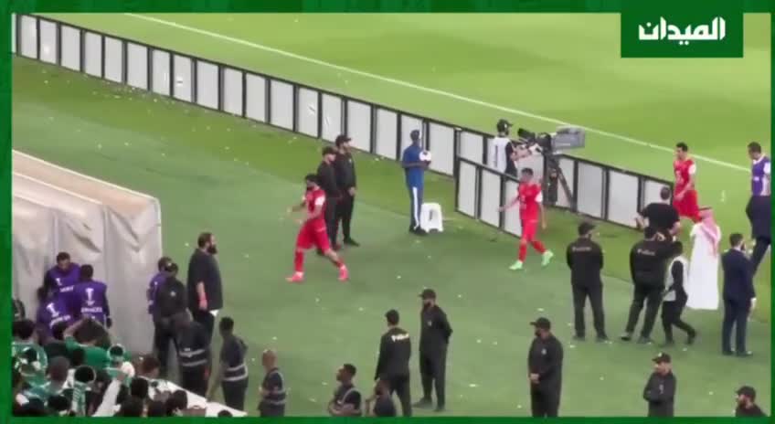   حرکت و سوتی باورنکردنی بازیکن پرسپولیس حین کری‌خوانی در پایان مسابقه بعد از شکست؛ خبری از بازی برگشت نیست آقای کنعانی‌زادگان!