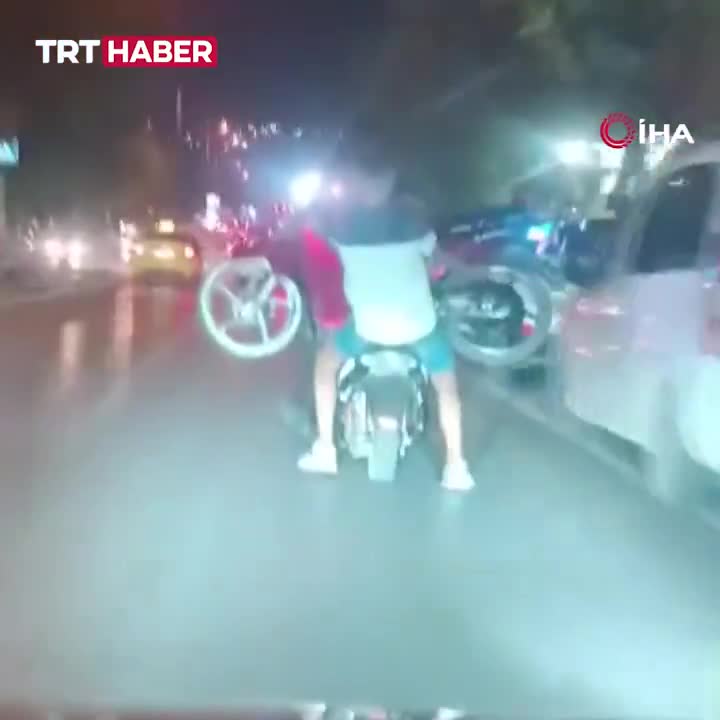   تصاویر باورنکردنی از اقدام یک شهروند؛ به آغوش کشیدن یک موتور در ترک یک موتورسیکلت دیگر!