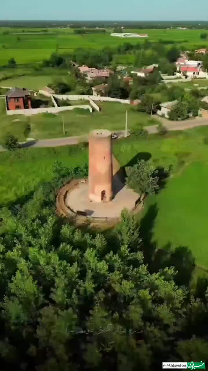   نمایی زیبا از برج آجری مناره بازار در صومعه‌سرا