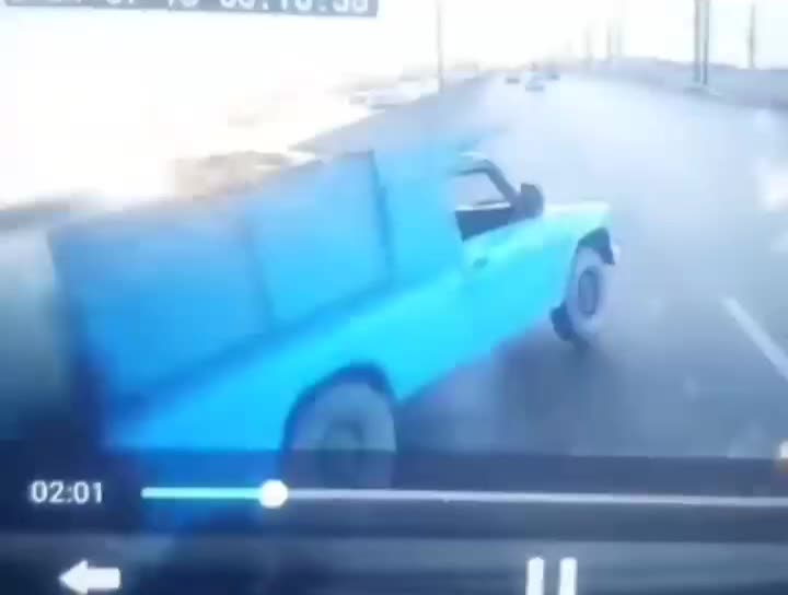   لحظه هولناک ترکیدن لاستیک نیسان آبی؛ کله معلق زدن وسط جاده!