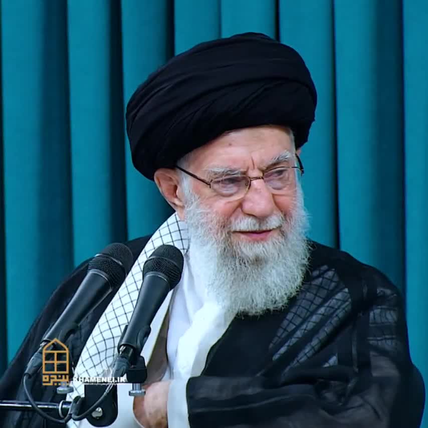   انگشتری که رهبر انقلاب به پدر و مادر روح‌الله رستمی اهدا کردند